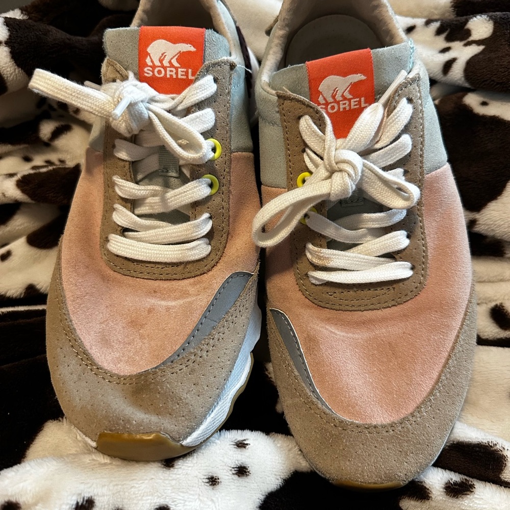 Sorel Kinetic Lite Lace Sneakers in:Sandy Tan w pink and burgundy accents